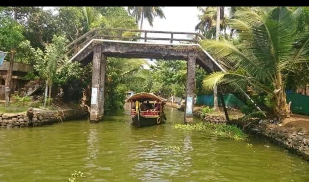 The Blues Hotell Alappuzha Exteriör bild